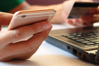 Jak platit v zahraničí: karta, hotovost nebo bankomat? Vyhněte se skrytým poplatkům a nevýhodným kurzům - Novinky